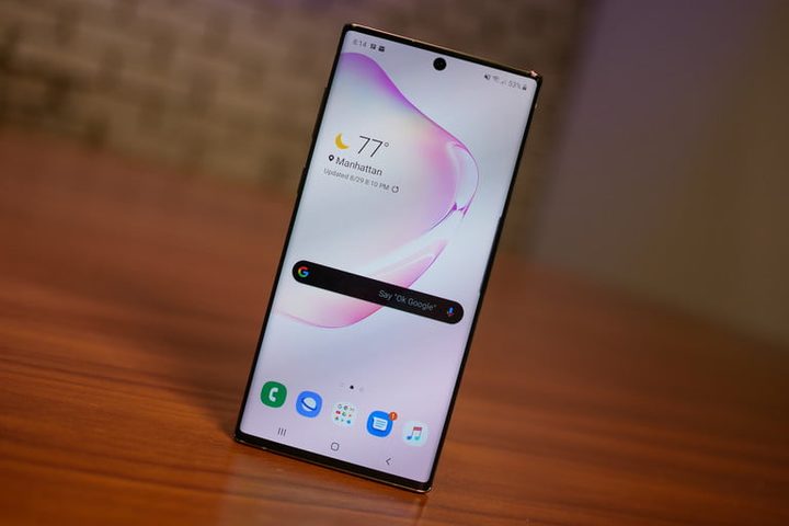 Galaxy Note 20 vs. Galaxy Note 10, este último mostrando su pantalla sobre una superficie de madera