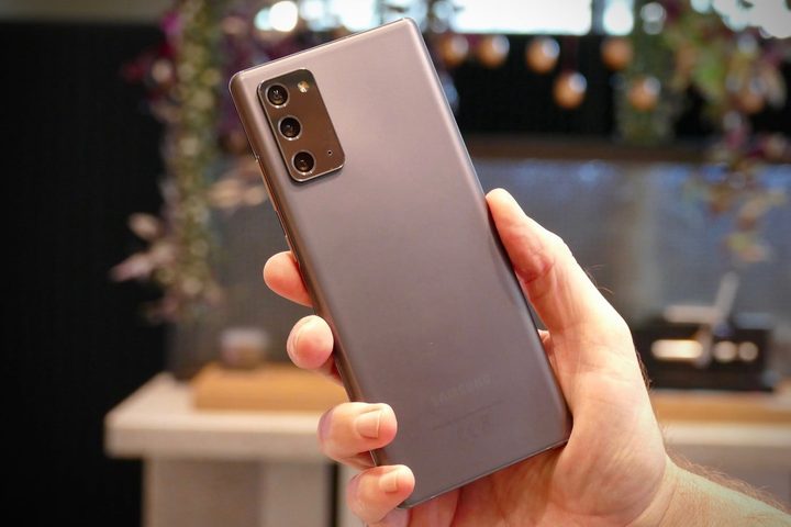 Galaxy Note 20 vs. Galaxy Note 10, el primero en la mano de una persona mostrando las cámaras de la parte trasera