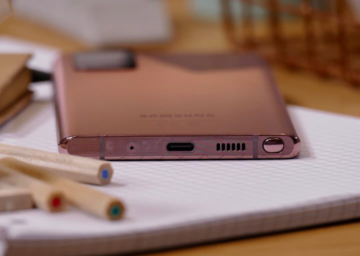 Galaxy Note 20 sobre una libreta mostrando la base inferior para comparar el Galaxy Note 20 vs. Galaxy S20