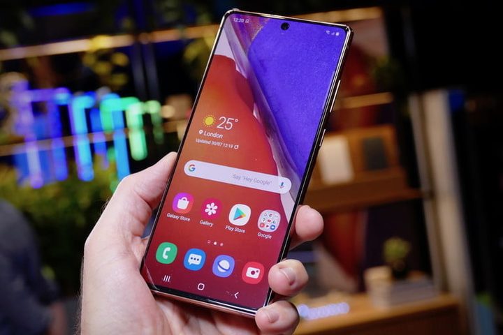 Galaxy Note 20 vs. Galaxy Note 10, el primero de estos, en la mano de una persona mostrando la pantalla de inicio