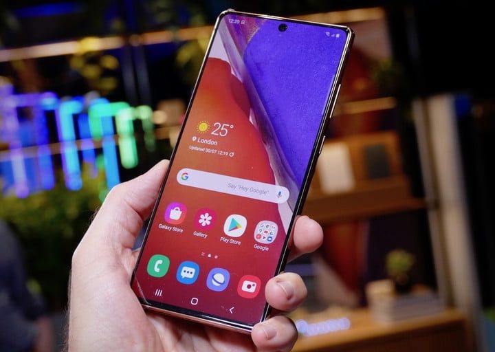 Galaxy Note 20 en la mano de una persona mostrando su pantalla principal para comparar el Galaxy Note 20 vs. Galaxy S20