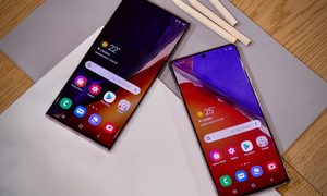 Galaxy Note 20 vs. Galaxy Note 20 Ultra junto sobre una superficie