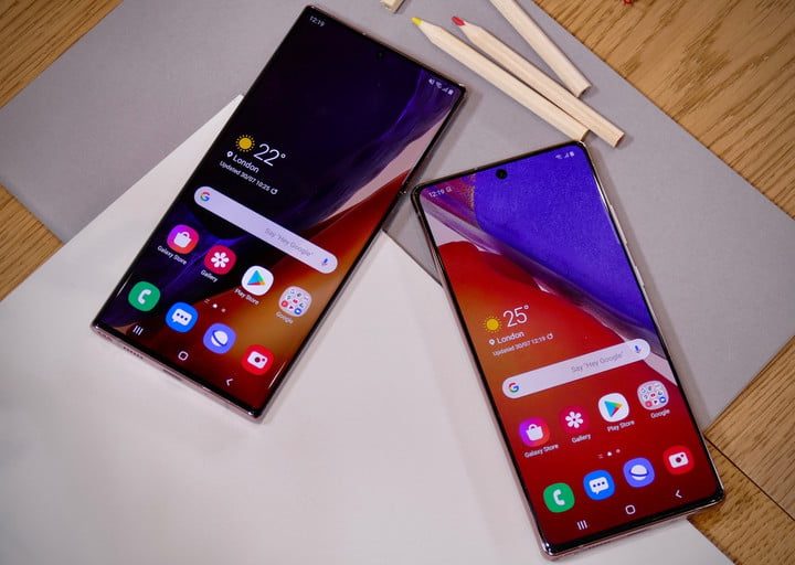 Galaxy Note 20 vs. Galaxy Note 20 Ultra junto sobre una superficie