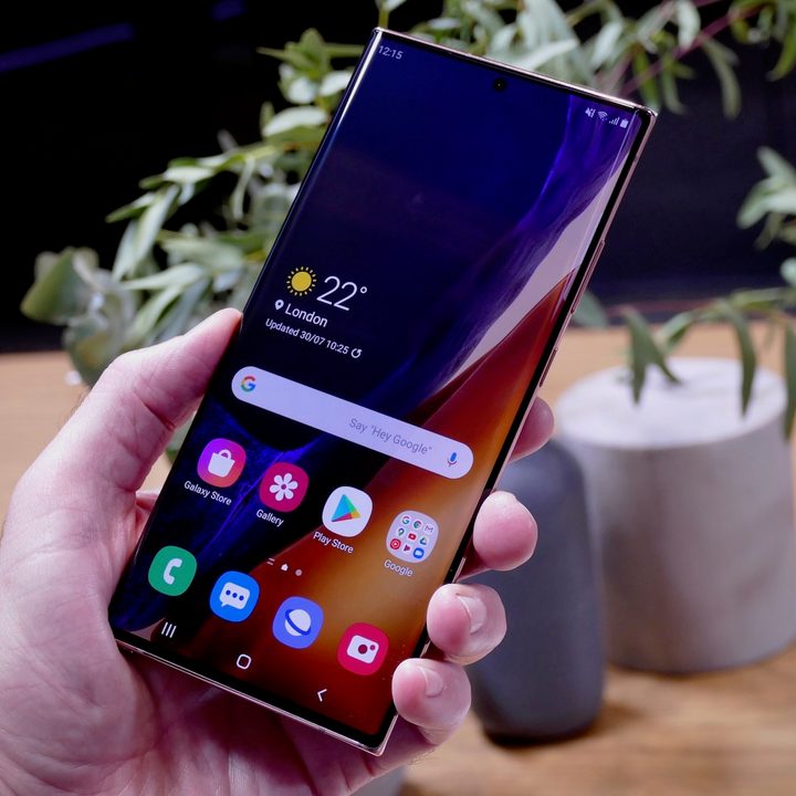 Celular en la mano de una persona para investigar los problemas Samsung Galaxy Note 20