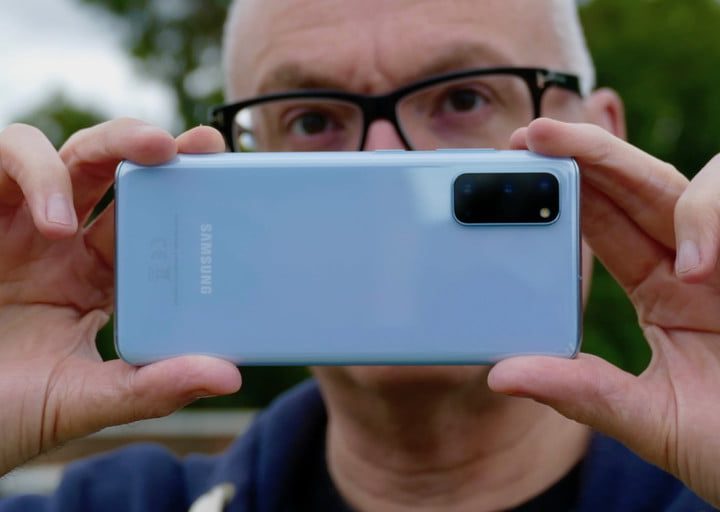 Un hombre tomando una fotografía con el Galaxy S20 para comparar el Galaxy Note 20 vs. Galaxy S20