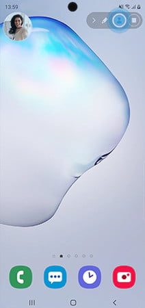 Dispositivos con Android 10 La capacidad de grabar la pantalla fue una función que se puso a prueba en la versión beta de Android 10, pero Google la retiró antes del lanzamiento final. Afortunadamente, los diseñadores de interfaz de usuario de LG y Samsung la rescataron. Cómo grabar la pantalla desde la barra de configuración rápida de los dispositivos Samsung y LG Los teléfonos Samsung y LG que usan Android 10 pueden acceder a una opción de grabar la pantalla desde la barra de configuración rápida. Primero desliza el panel de notificaciones hacia abajo dos veces para acceder a la sección de Configuración rápida, y luego elige la opción de grabar la pantalla. Después toca el botón de Iniciar y tras una cuenta regresiva, la grabación comenzará. Es posible que tengas que dar algunos permisos antes de que comience a grabar, y LG advierte que cualquier contenido protegido (Netflix, por ejemplo) aparecerá como una pantalla negra con audio. Samsung ofrece un poco más: si tocas el ícono de Cámara frontal (parece la silueta de una persona) una ventana pequeña mostrará lo que ve tu cámara frontal. Si estás usando un Galaxy Note, también podrás usar la S Pen para dibujar sobre la grabación. Cómo grabar la pantalla con aplicaciones ¿No tienes un dispositivo LG o Samsung con Android 10? No te preocupes, ni salgas corriendo a comprar un teléfono nuevo para grabar tu pantalla. Solo descarga una aplicación que se pueda encargar del trabajo.