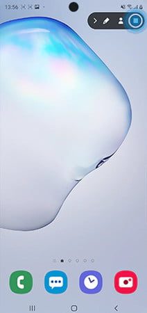 Dispositivos con Android 10 La capacidad de grabar la pantalla fue una función que se puso a prueba en la versión beta de Android 10, pero Google la retiró antes del lanzamiento final. Afortunadamente, los diseñadores de interfaz de usuario de LG y Samsung la rescataron. Cómo grabar la pantalla desde la barra de configuración rápida de los dispositivos Samsung y LG Los teléfonos Samsung y LG que usan Android 10 pueden acceder a una opción de grabar la pantalla desde la barra de configuración rápida. Primero desliza el panel de notificaciones hacia abajo dos veces para acceder a la sección de Configuración rápida, y luego elige la opción de grabar la pantalla. Después toca el botón de Iniciar y tras una cuenta regresiva, la grabación comenzará. Es posible que tengas que dar algunos permisos antes de que comience a grabar, y LG advierte que cualquier contenido protegido (Netflix, por ejemplo) aparecerá como una pantalla negra con audio. Samsung ofrece un poco más: si tocas el ícono de Cámara frontal (parece la silueta de una persona) una ventana pequeña mostrará lo que ve tu cámara frontal. Si estás usando un Galaxy Note, también podrás usar la S Pen para dibujar sobre la grabación. Cómo grabar la pantalla con aplicaciones ¿No tienes un dispositivo LG o Samsung con Android 10? No te preocupes, ni salgas corriendo a comprar un teléfono nuevo para grabar tu pantalla. Solo descarga una aplicación que se pueda encargar del trabajo.