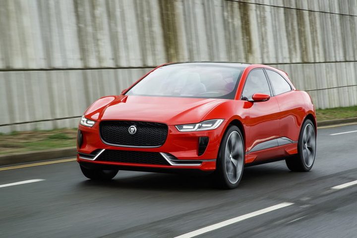 Jaguar I-Pace rojo en una avenida para comparar elAudi E-Tron vs. Jaguar I-Pace
