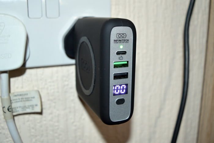 Infinacore Pandora P3 Global Wireless Power Bank, uno de los mejores cargadores port&aacute;tiles en este 2020 3