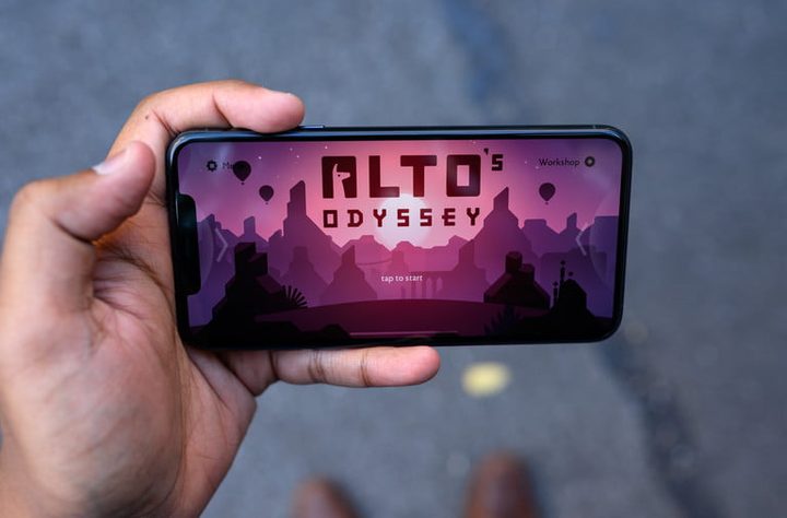 Apple iPhone 11 Pro Max en la mano de una persona disfrutando de un video para comparar el Galaxy Note 20 Ultra vs. iPhone 11 Pro Max