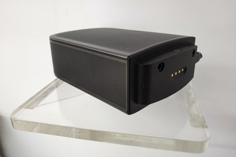 Demostración de la barra de sonido JBL Bar 9.1 en el piso de exhibición, para aprender todo sobre WiSA