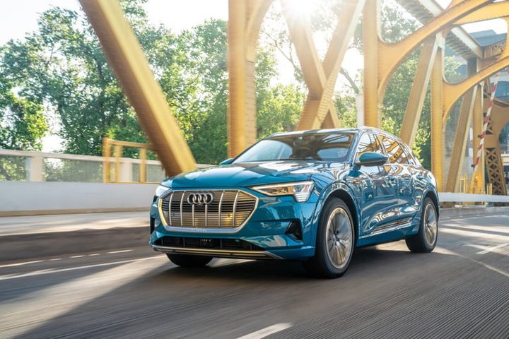 Audi E-Tron azul sobre un puente para comparar elAudi E-Tron vs. Jaguar I-Pace
