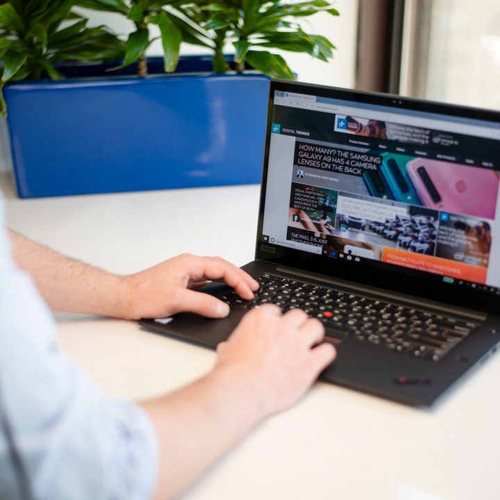 Una persona trabajando con una laptop Lenovo para comparar ThinkPad X1 Extreme vs. MacBook Pro 15