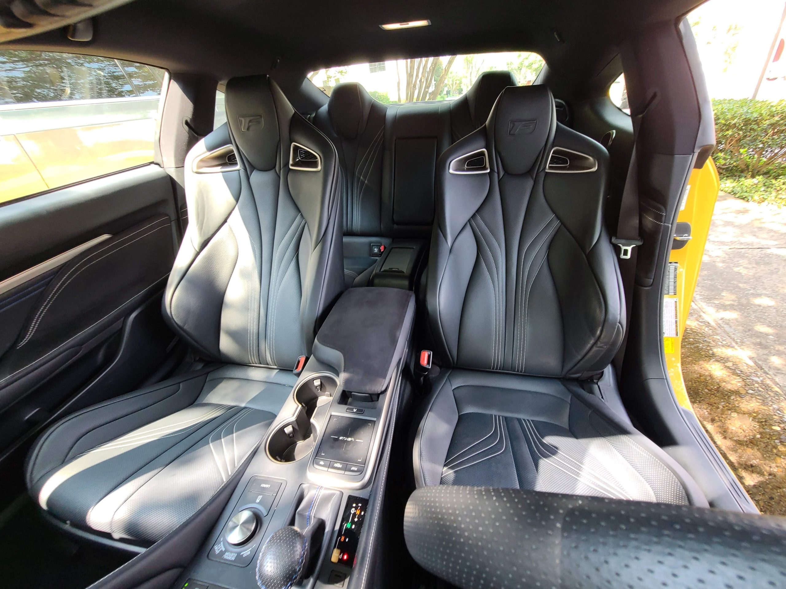 asientos Lexus RC F 2020 amarillo