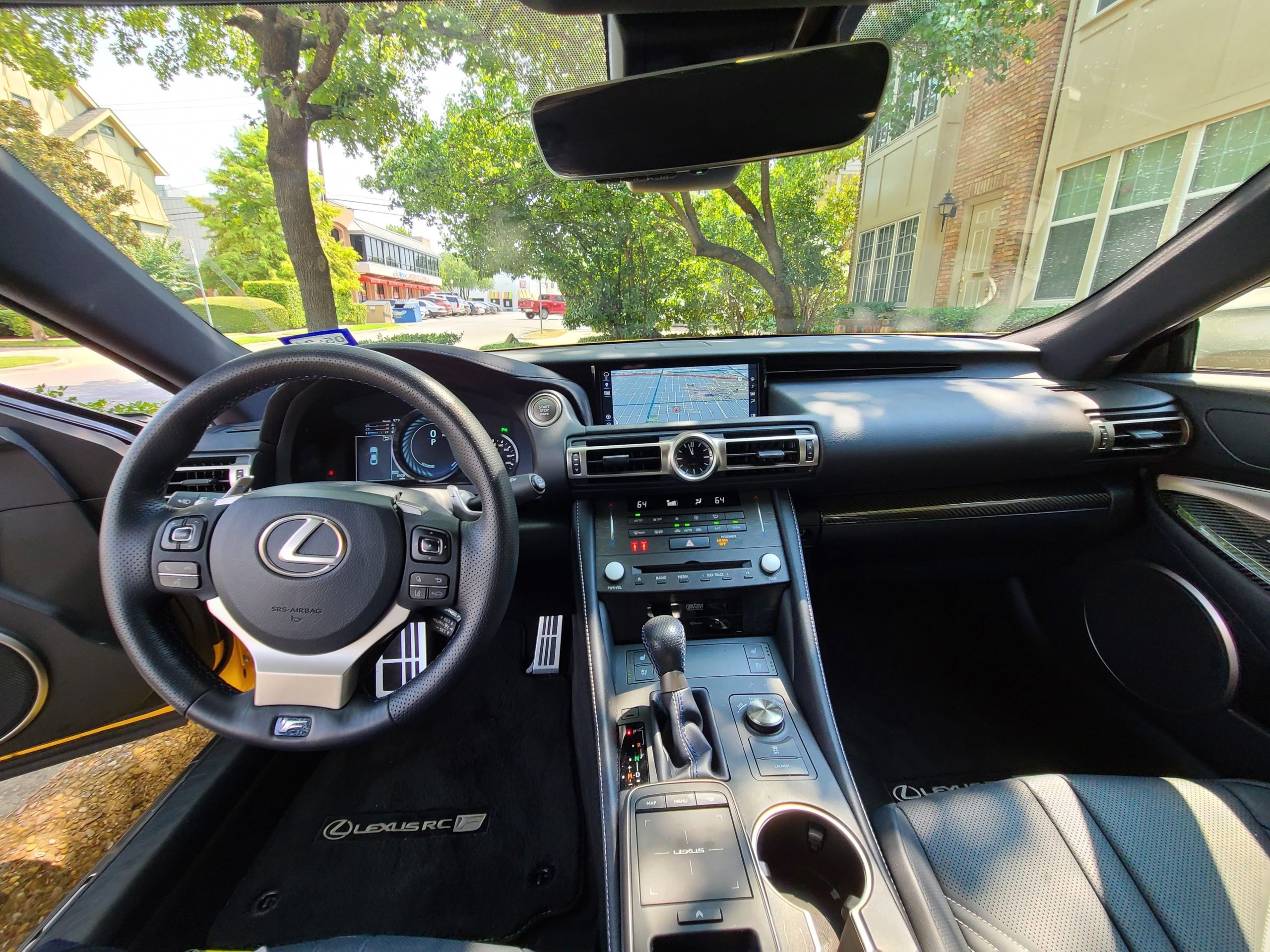 volante y tablero del Lexus RC F 2020 amarillo