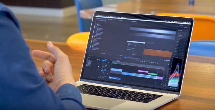 Una persona trabajando con una MacBook Pro de 15 pulgadas para hacer un comparativo entre ThinkPad X1 Extreme vs. MacBook Pro 15