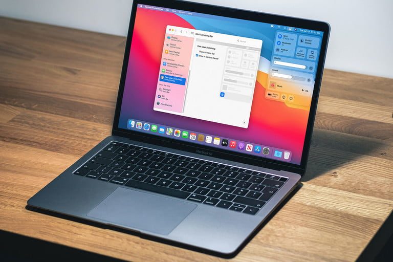 MacBook Air mostrando el Centro de Control para revisar todo sobre MacOS Big Sur