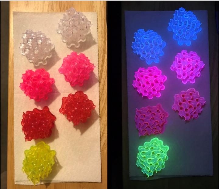 Giroides fabricados con el material fluorescente smiles