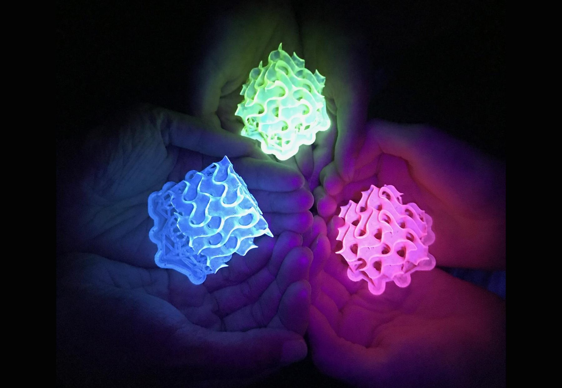 Giroides fabricados con el material fluorescente smiles