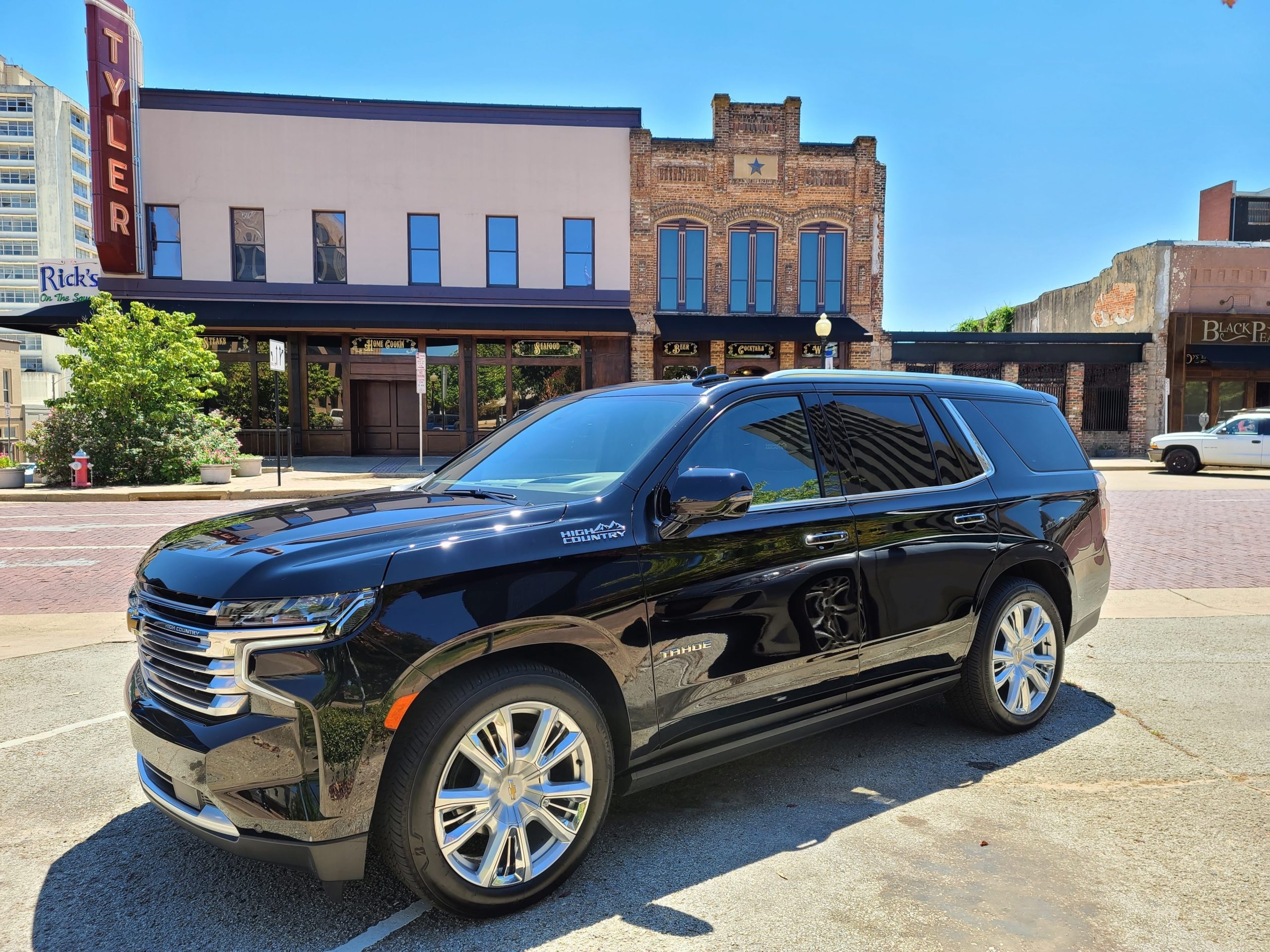 tahoe 2021 foto entera de la camioneta