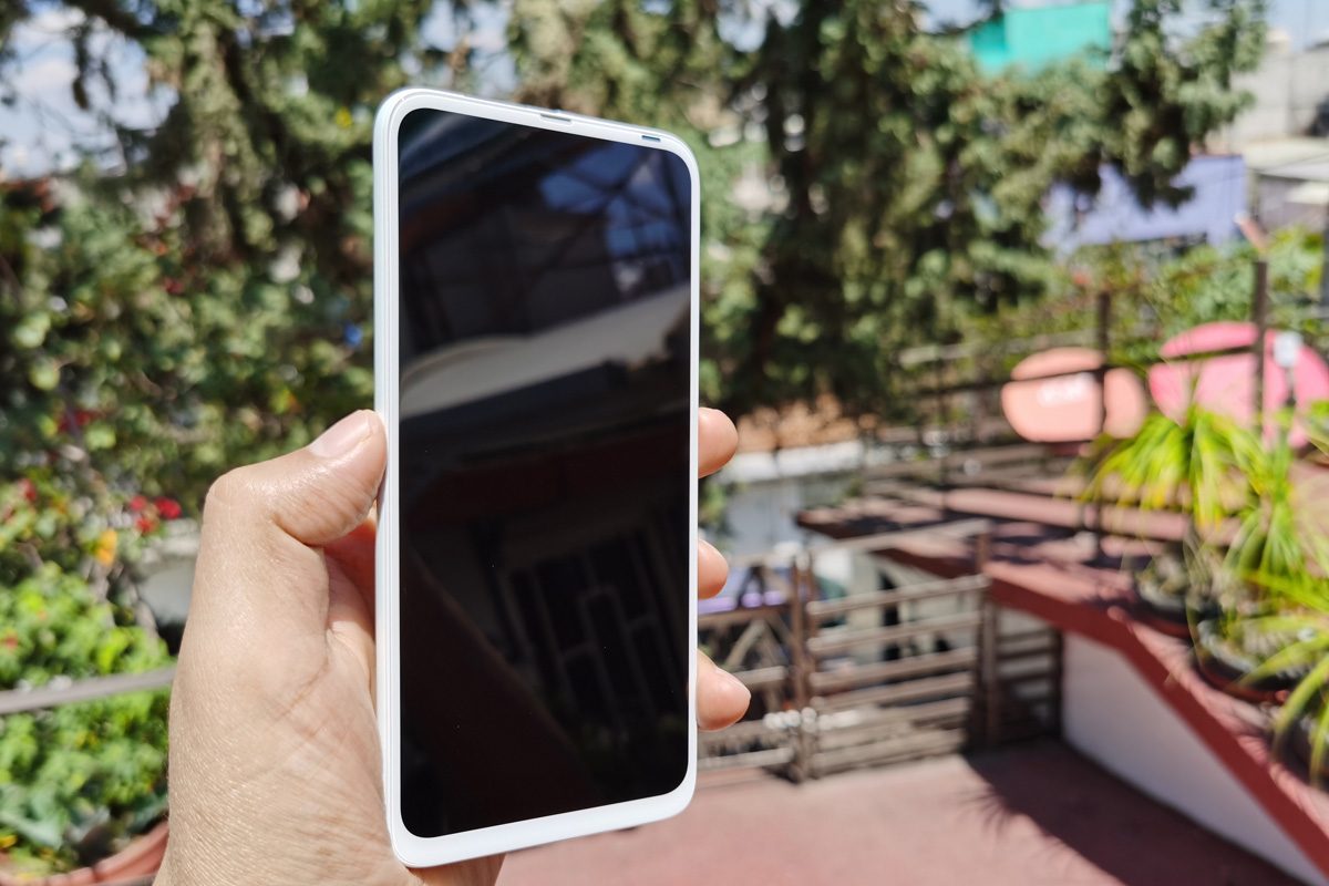 Usuario sujeta el Motorola One Fusion Plus