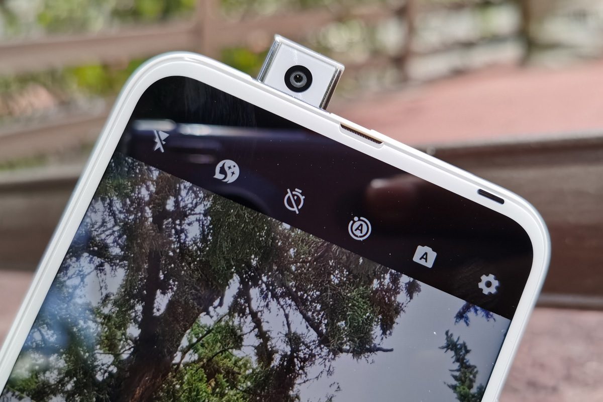 Detalle de la óptica frontal del Motorola One Fusion Plus