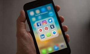 Facebook veda fotografías racistas y proclamas antisemitas