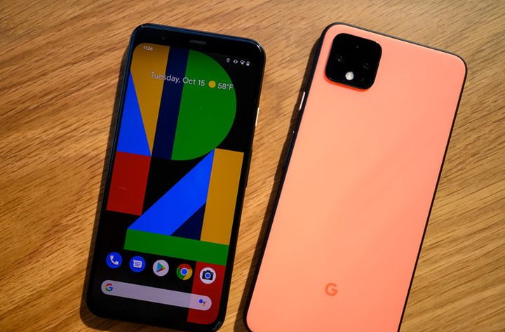 imagen de dos teléfonos Pixel 4, uno que muetra la pantalla y otro la parte posterior de color rosa