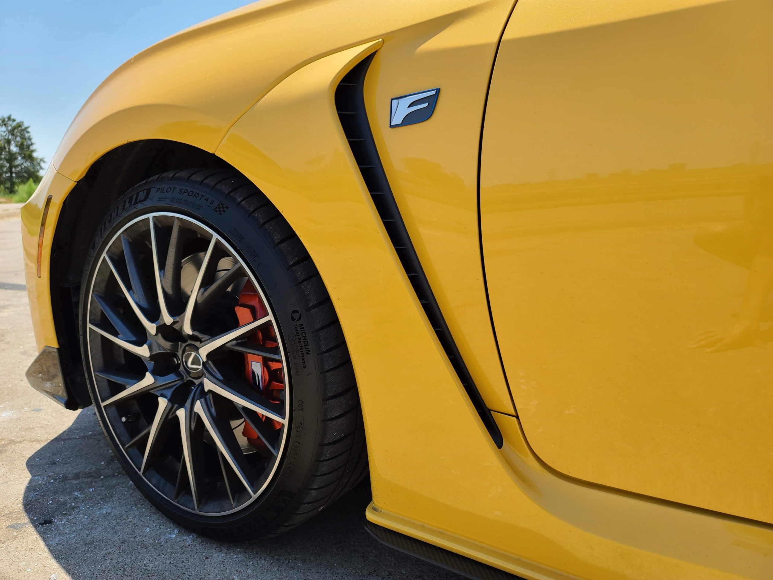 Lexus RC F 2020 amarillo 2