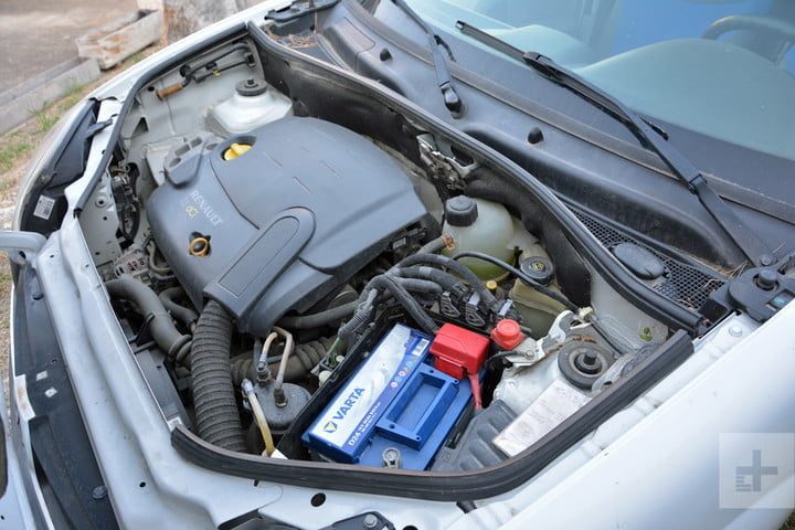 Auto con el capó abierto mostrando el motor y la batería para explicar cómo arrancar tu auto