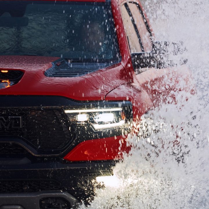 ram lanzamiento camioneta trx 2021 1500 water fording