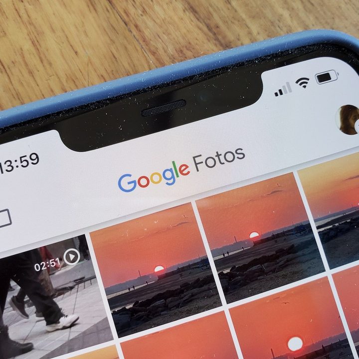 Un teléfono con la interfaz de Google Fotos