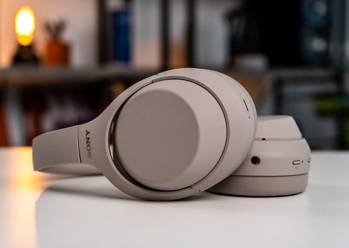 Audífonos Sony WH-1000XM4 sobre una superficie clara