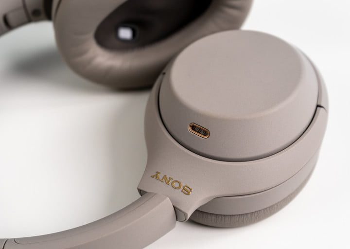 Audífonos Sony WH-1000XM4 sobre una superficie clara