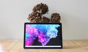 Surface Go 2 recargada en una planta para aprender a hacer una captura de pantalla en Microsoft Surface