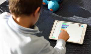 Un niño usando una tableta