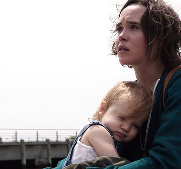 Escena de la película Tallulah en la que aparece la protagonista con el niño en brazos