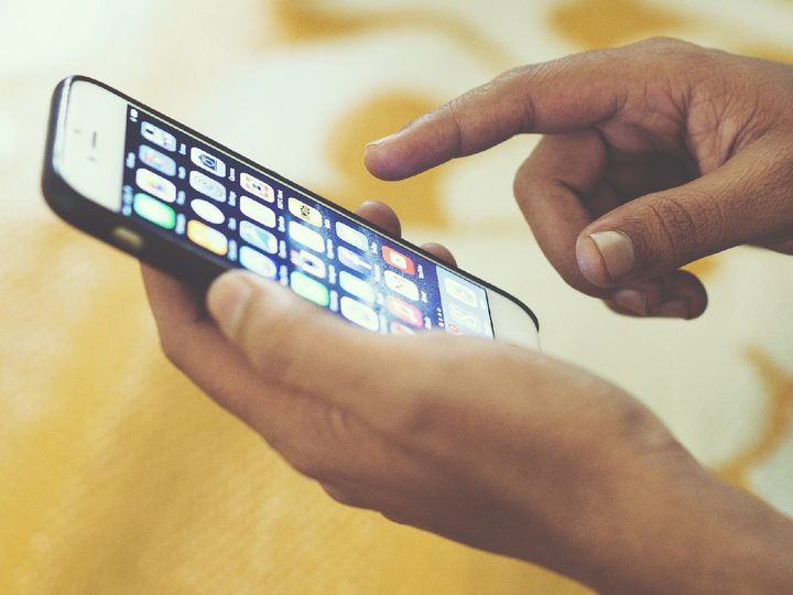 Una persona sostiene un iPhone con la App Store