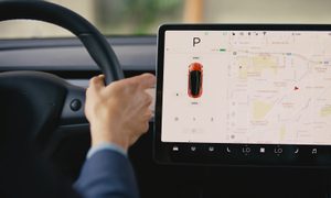Multan a conductor por distraerse con pantalla de su Tesla