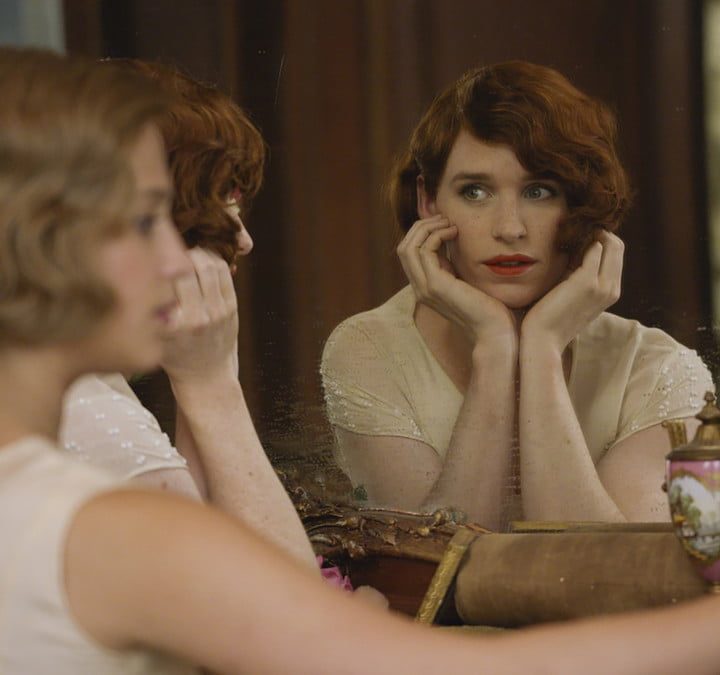 Escena de la película The Danish Girl en la que aparecen Eddie Redmayne y Alicia Vikander frente a un espejo