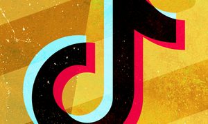 Logo de TikTok junto al presidente de Estados Unidos Donald Trump