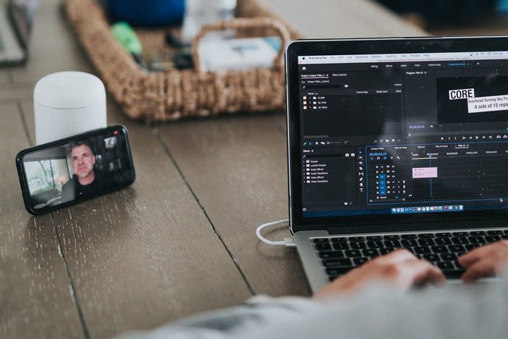 una persona participa en una videoconferencia de zoom