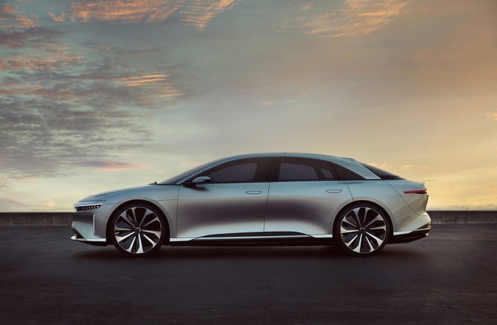 Lucid Air de perfil para comparar al Tesla Model S vs. Lucid Air