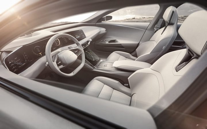 Interiores delanteros de Lucid Air para comparar al Tesla Model S vs. Lucid Air