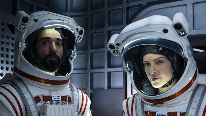 La imagen muestra a los protagonistas de la serie Away.