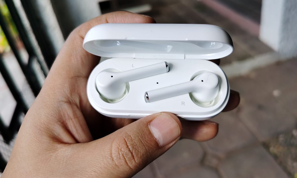 Usuario sosteniendo los Huawei FreeBuds 3i