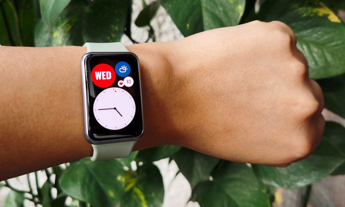 Usuario muestra el Huawei Watch Fit