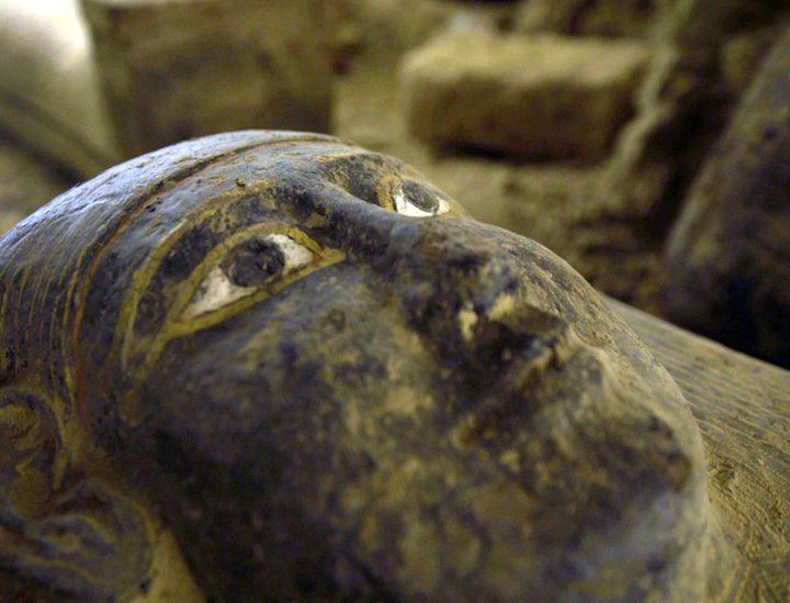 La imagen muestra un sarcófago descubierto en Egipto.