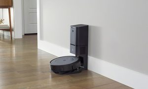 La imagen muestra una aspiradora robot.