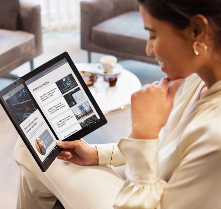 La imagen muestra el nuevo computador plegable de Lenovo.